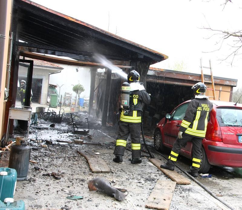 I vigili del fuoco spengono l'incendio in via Alberelli