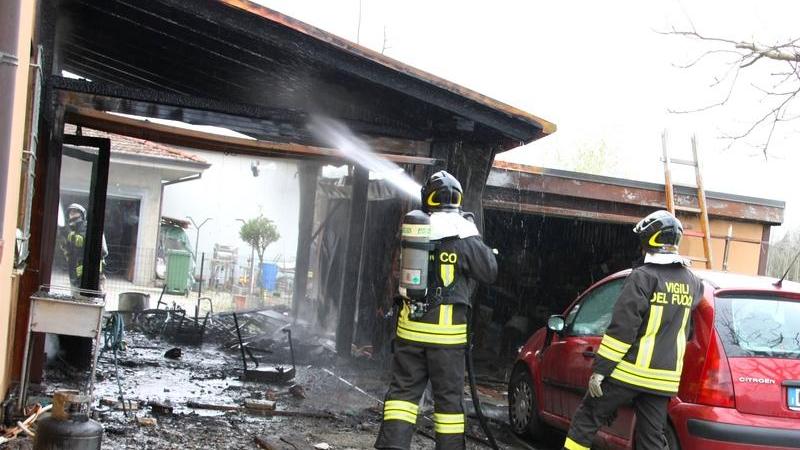 I vigili del fuoco spengono l'incendio in via Alberelli