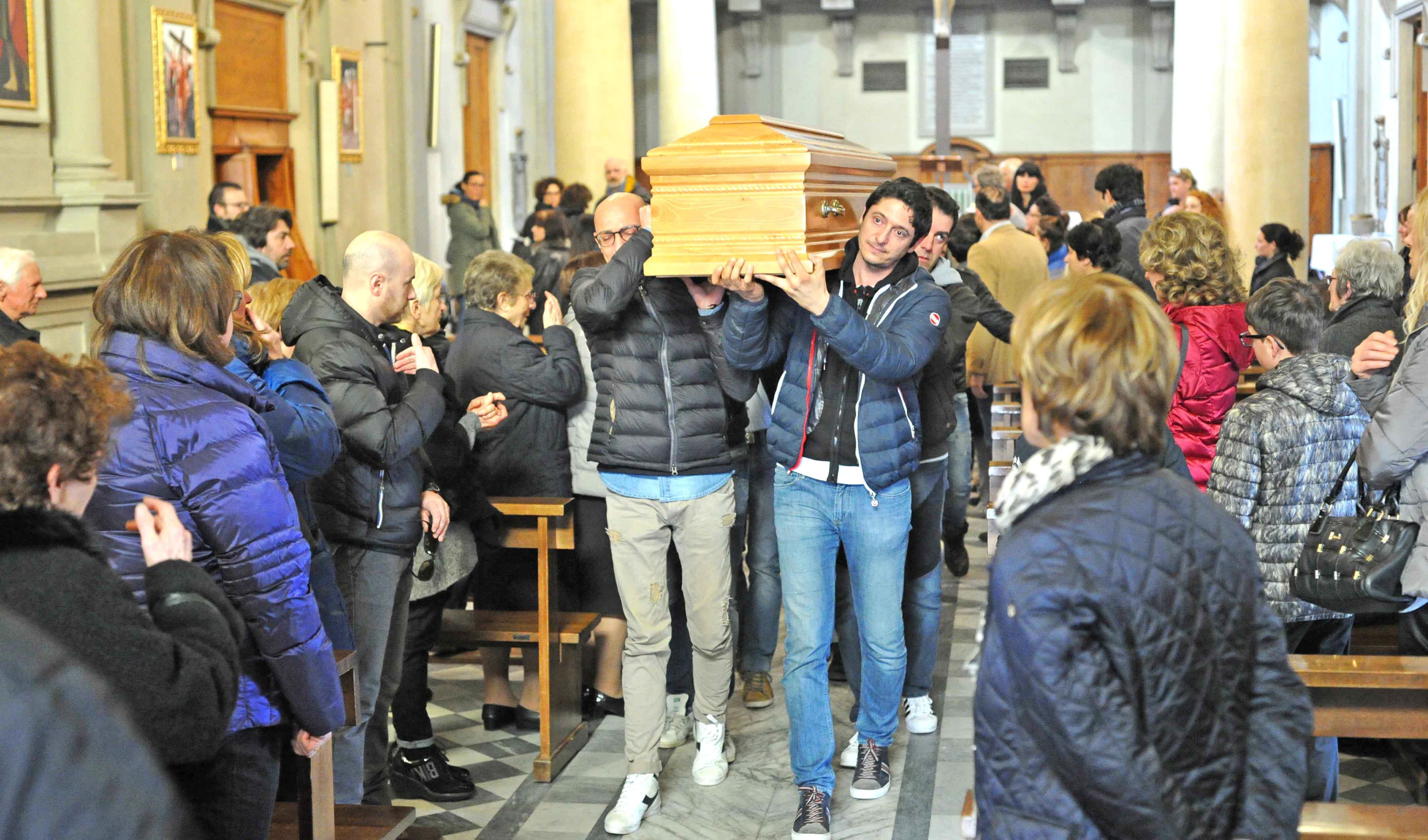 Gli amici e il fratello trasportano il feretro di Lorenzo Betti (foto Lorenzo Gori)
