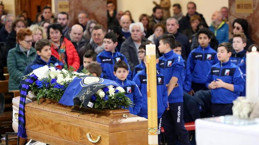 I giovani calciatori del Montecatinimurialdo accanto al feretro di Marco Ferretti (Foto Nucci)