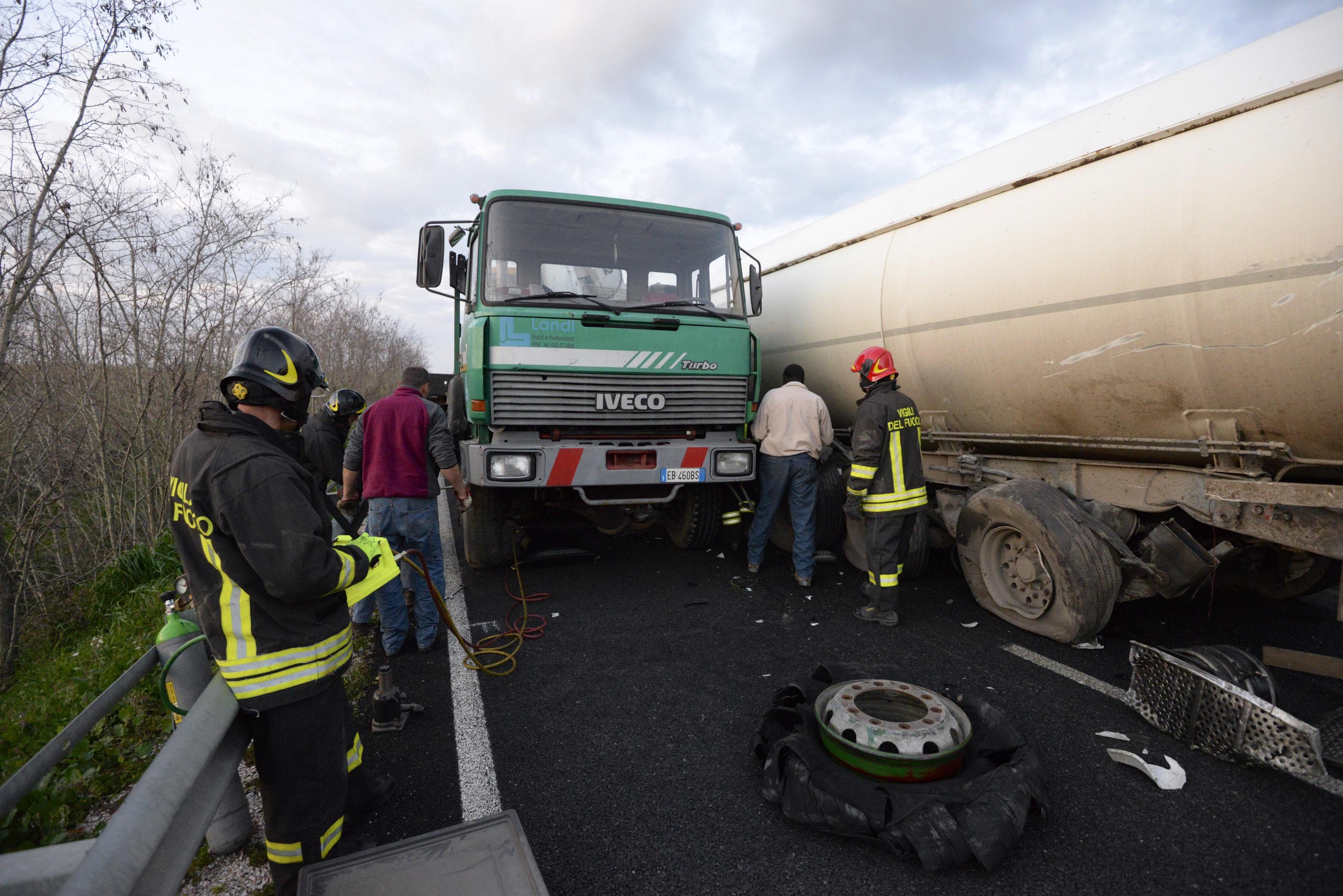 L'incidente tra i due camion sull'Aurelia (foto Bf)