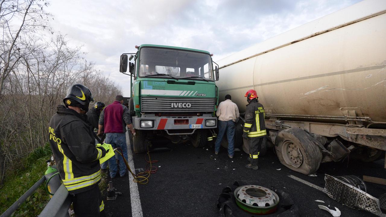 L'incidente tra i due camion sull'Aurelia (foto Bf)