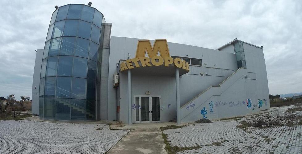 L'ingresso dell'ex discoteta Metropolis di Cecina