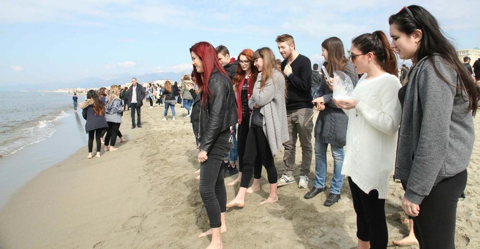 In spiaggia per il rito dei cento giorni 