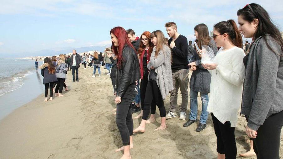 In spiaggia per il rito dei cento giorni