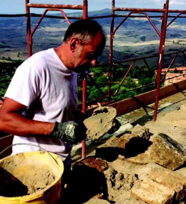 Dopo il crollo le mura etrusche rivivono grazie agli artigiani