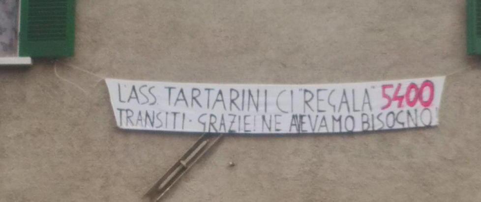 Lo striscione anti-assessore Pontestrada non molla sui Tir 