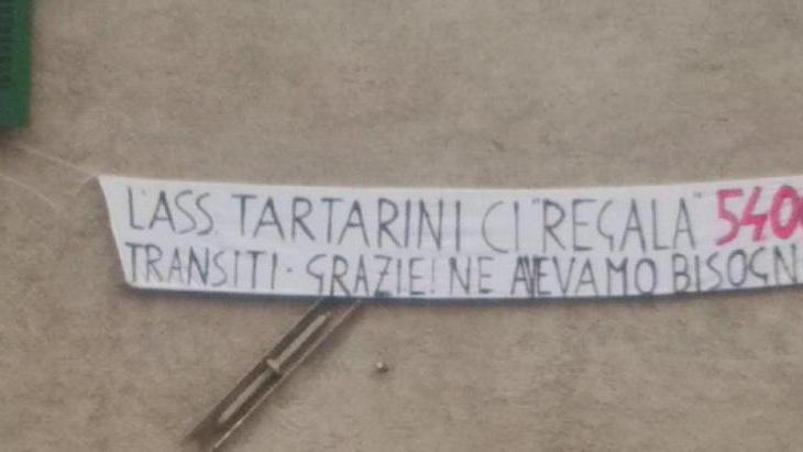 Lo striscione anti-assessore Pontestrada non molla sui Tir