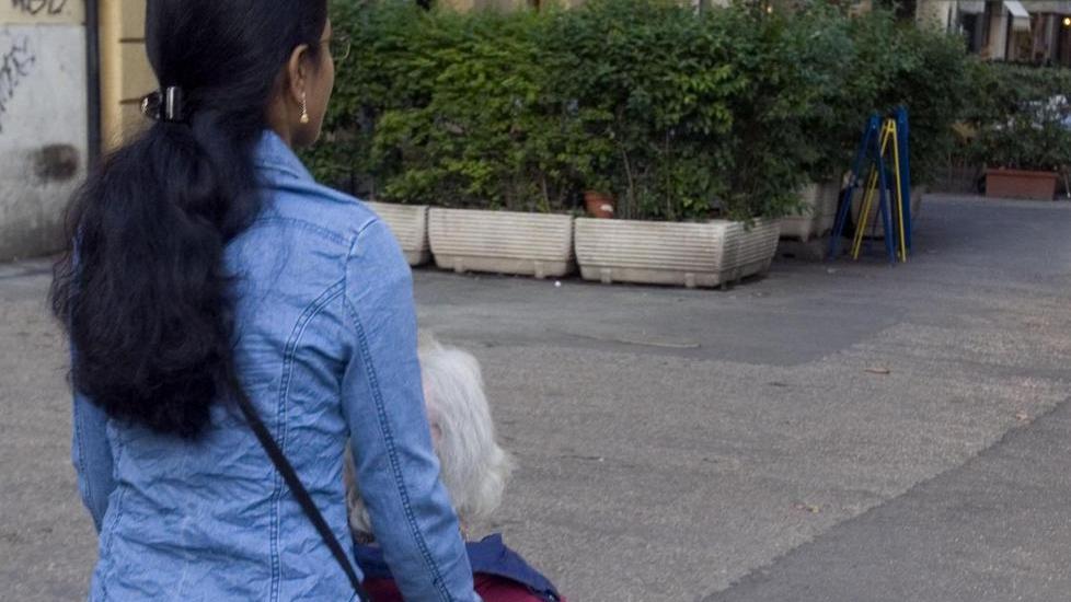 La badante ruba, anziana diventa detective