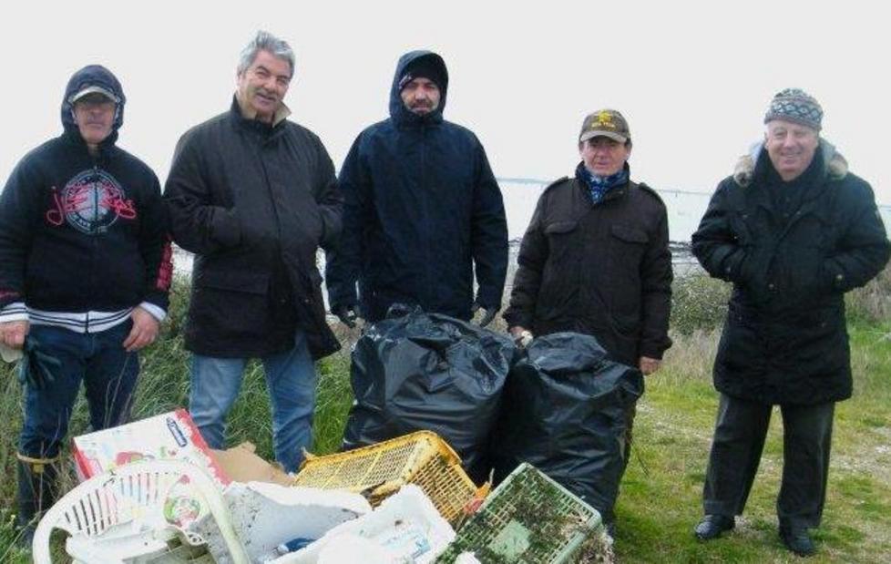 Volontari puliscono la “spiagina” 