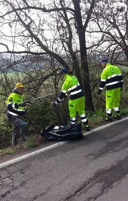 I volontari ripuliscono il paese 