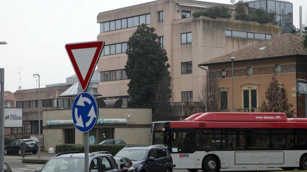 Reggio Emilia, in piazza Duca d’Aosta addio al semaforo che paralizza il traffico