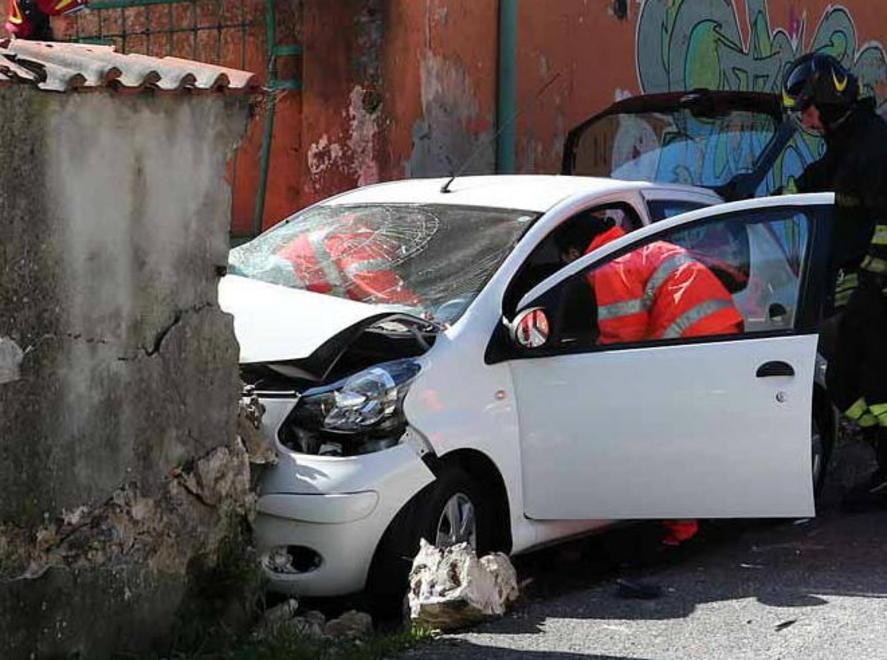 L'auto che si è schiantata contro il muro