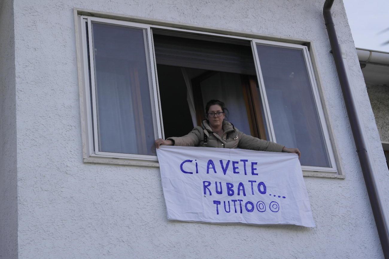 Lisa Chiefa espone lo striscione