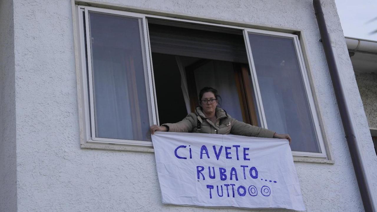 Lisa Chiefa espone lo striscione
