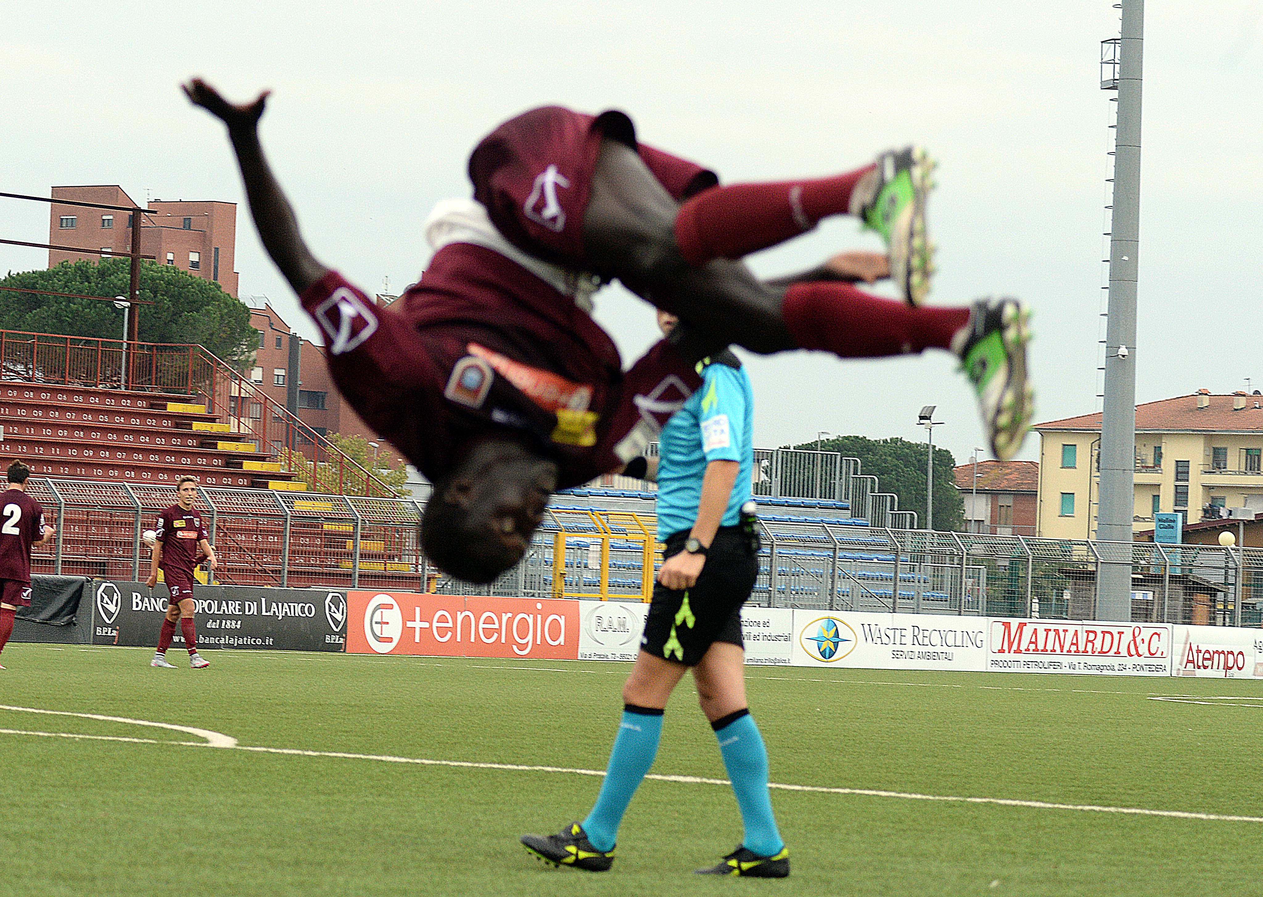 Un'acrobazia del giocatore del Pontedera Ansoumana Sane (Foto Franco Silvi)