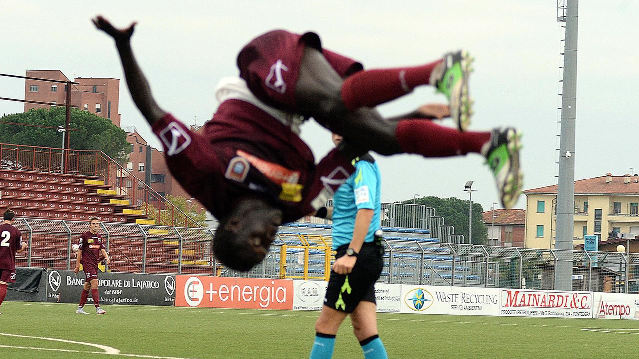Un'acrobazia del giocatore del Pontedera Ansoumana Sane (Foto Franco Silvi)