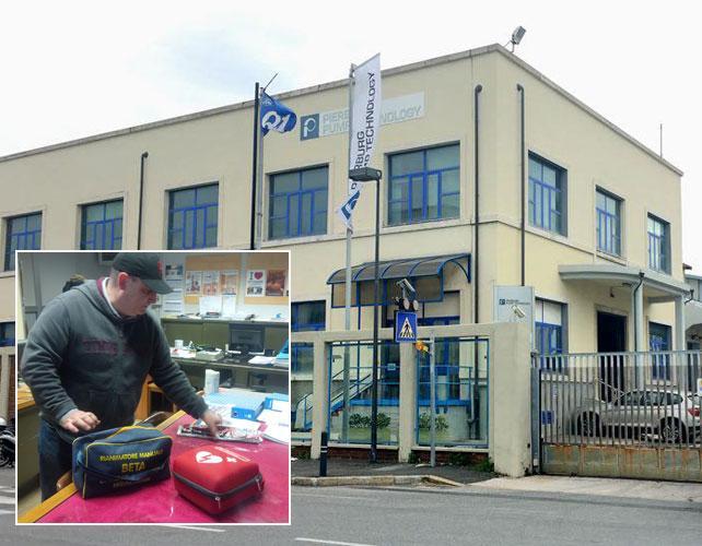 Uno dei membri della Rspp della Pierburg Pump con il kit per il defibrillatore che ha salvato la vita del 38enne (Marzi)