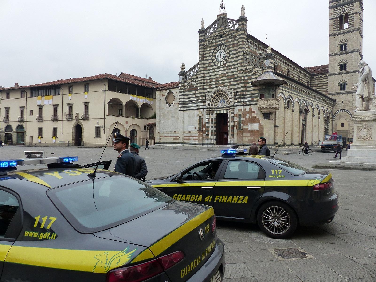 La Guardia di Finanza in piazza Duomo a Prato