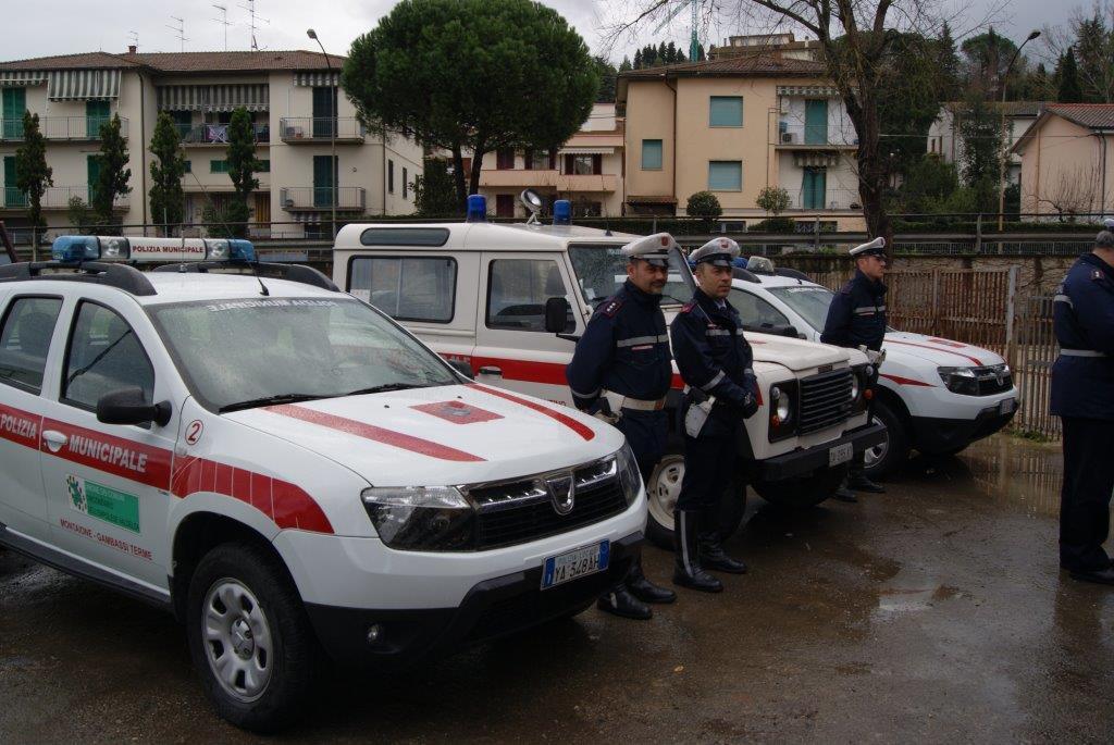 Alla guida dell'auto senza patente, assicurazione e revisione: scattano multe e sequestro 