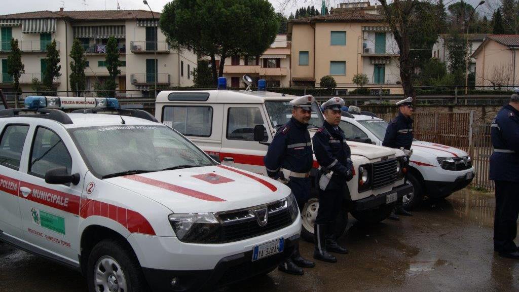 Alla guida dell'auto senza patente, assicurazione e revisione: scattano multe e sequestro