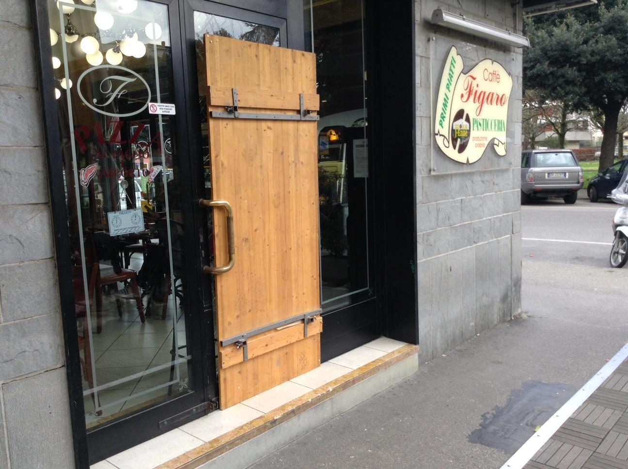 L'esterno del Bar Figaro di via Marx (foto Batavia)