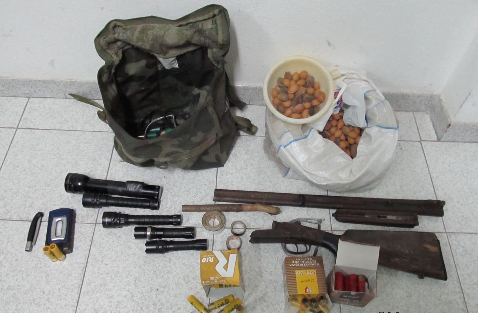 Le armi sequestrate ai presunti bracconieri