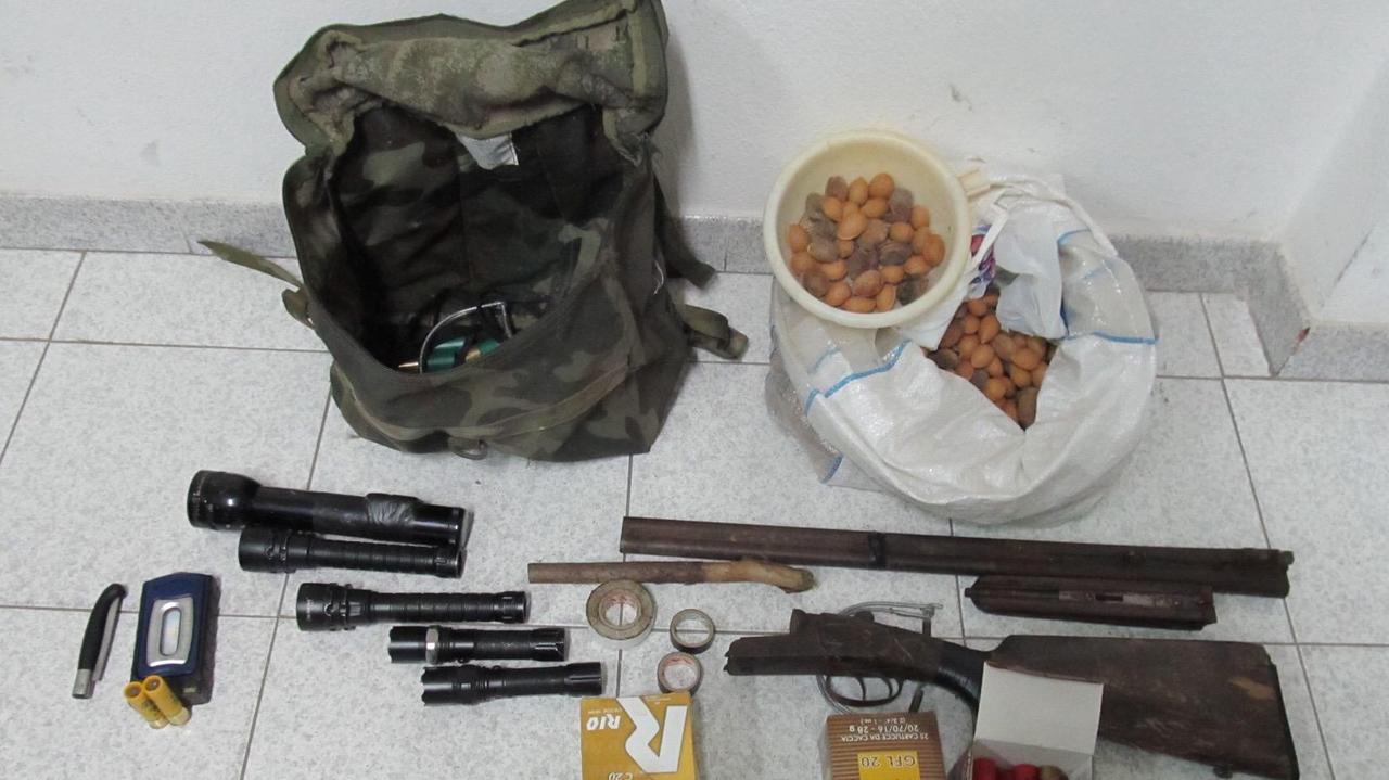 Le armi sequestrate ai presunti bracconieri