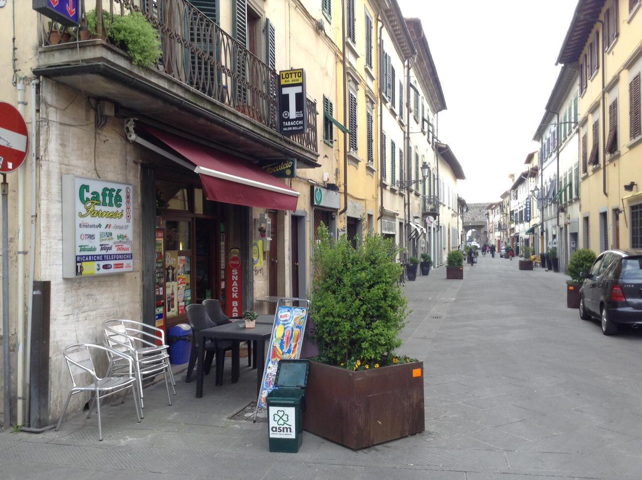 Il Caffè Farnesi di via Santa Trinita (foto Batavia)
