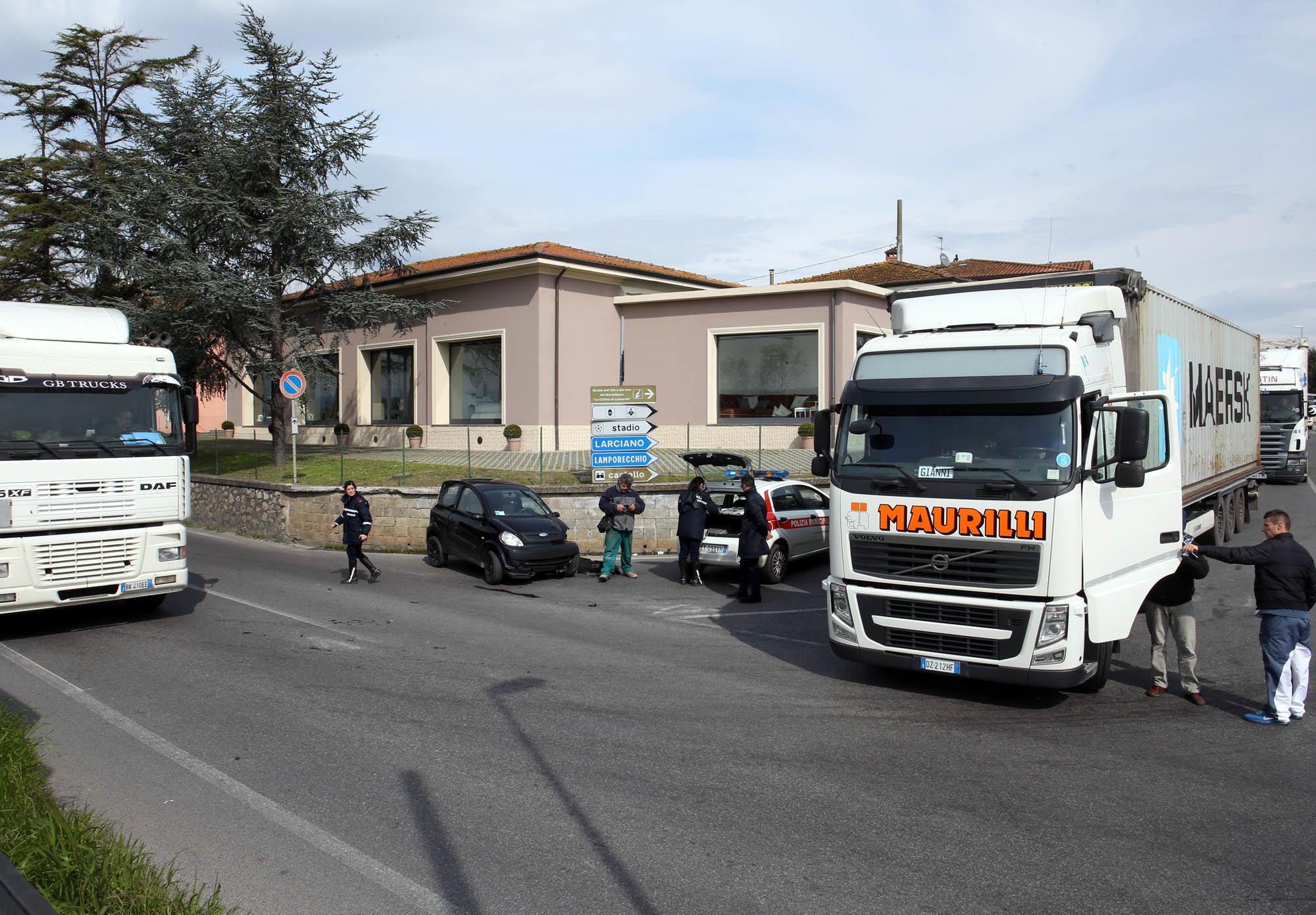 Un'immagine dell'incidente all'incrocio con la Francesca (Foto Nucci)
