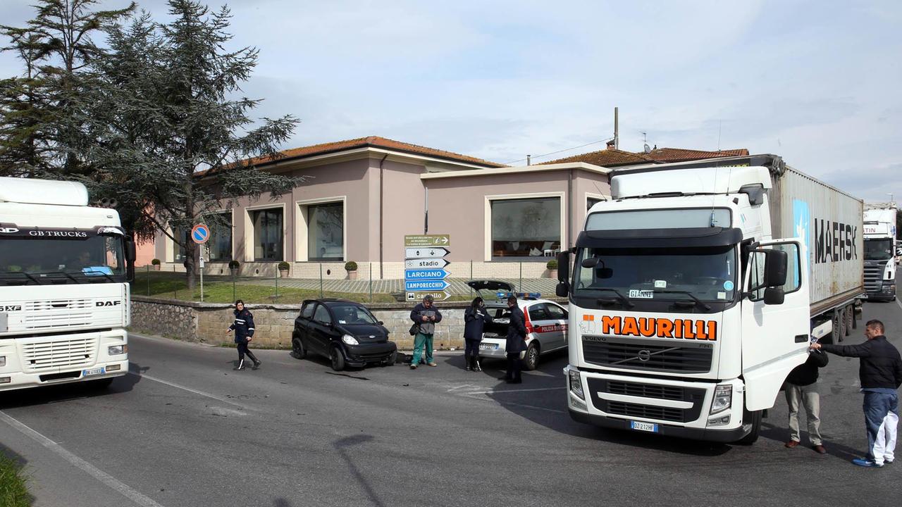 Un'immagine dell'incidente all'incrocio con la Francesca (Foto Nucci)