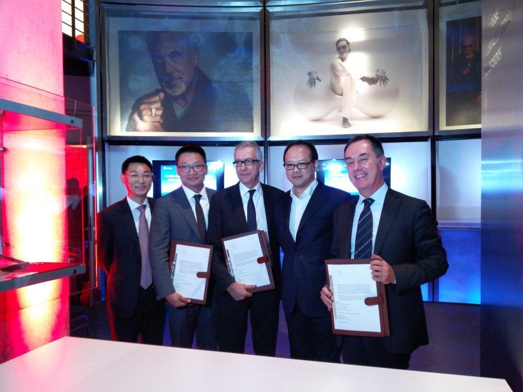 Francesco Pigliaru con i vertici della società cinese al CeBit di Hannover