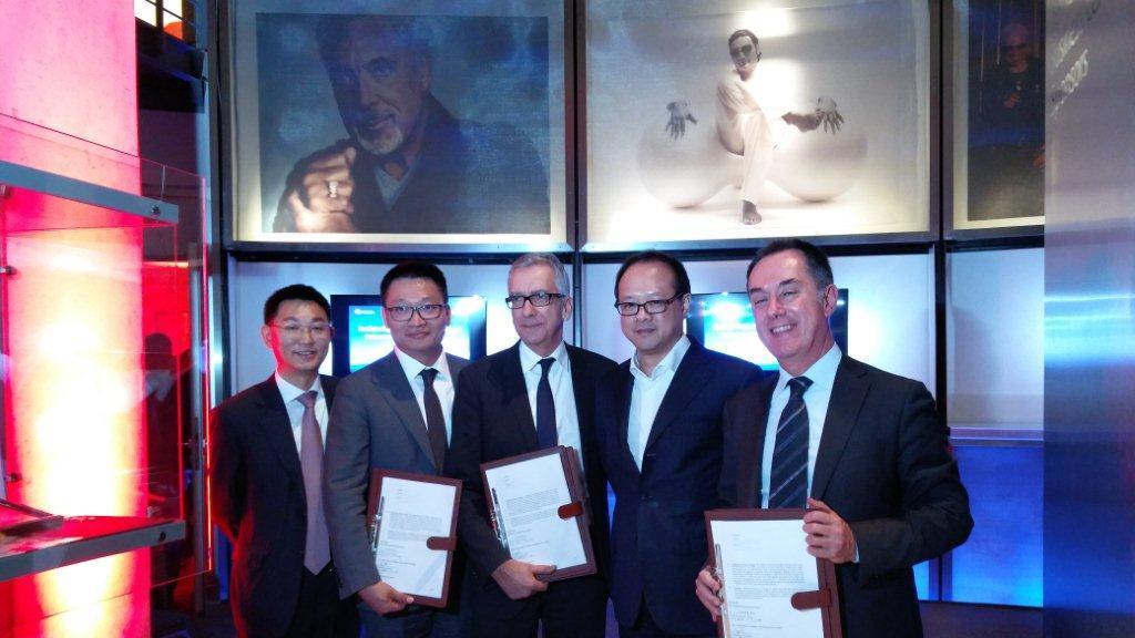 Francesco Pigliaru con i vertici della società cinese al CeBit di Hannover