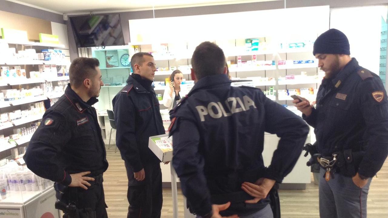 Polizia e carabinieri nella farmacia di via Ferrucci subito dopo la rapina (foto Batavia)