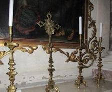 Novellara, rubato un antico candelabro in chiesa 