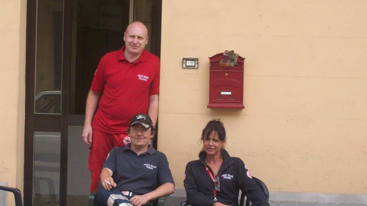 La vittima, Renato Cerri, davanti all'ingresso della Croce rossa di Viareggio