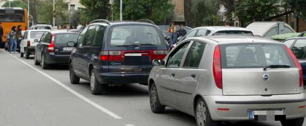 Minaccia 3 persone con la siringa per rapinarle 