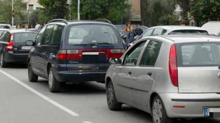Minaccia 3 persone con la siringa per rapinarle