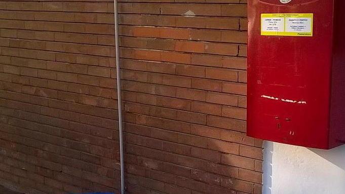 Sacchi con la corrispondenza abbandonati a terra per ore