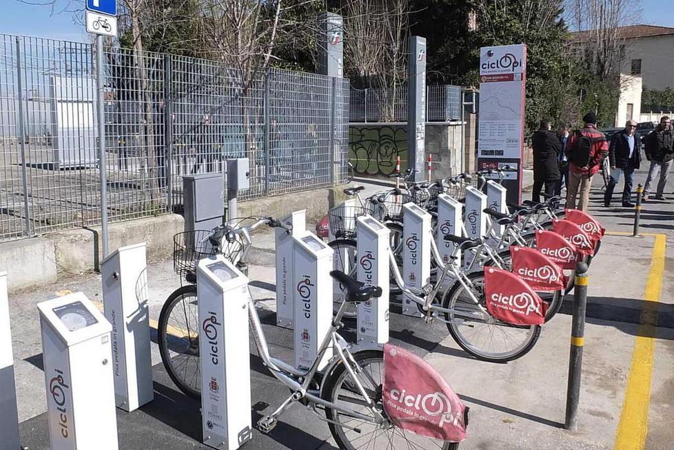 Arriva anche Ciclopi una postazione con sedici biciclette 