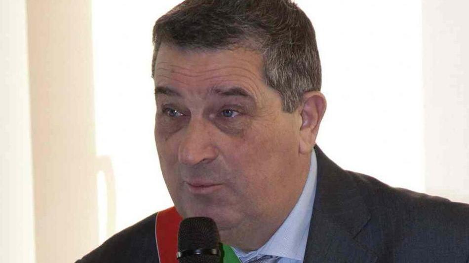 Si restaura il monumento ai caduti
