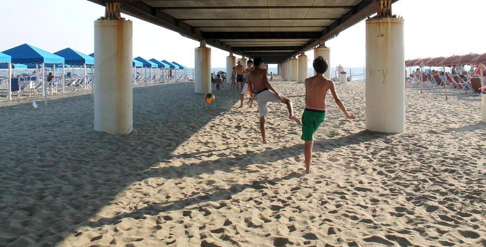 Spiaggia libera attrezzata al pontile 