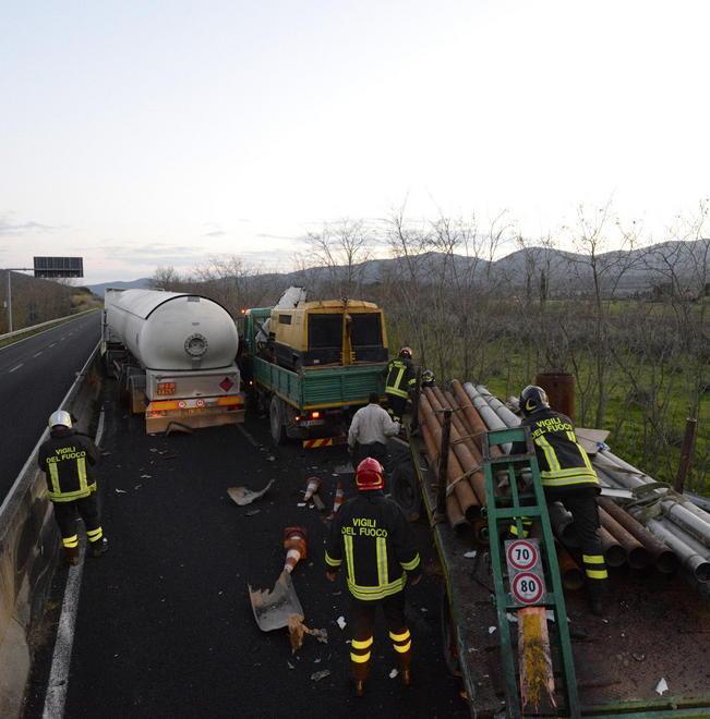 Paura per il tir di gpl, Aurelia bloccata