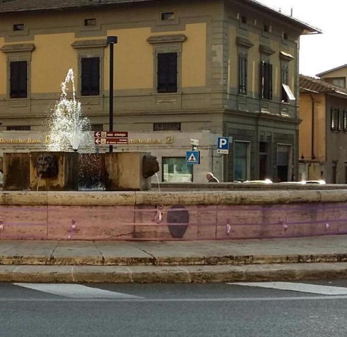 Due fontane “addobbate” con nastro colorato