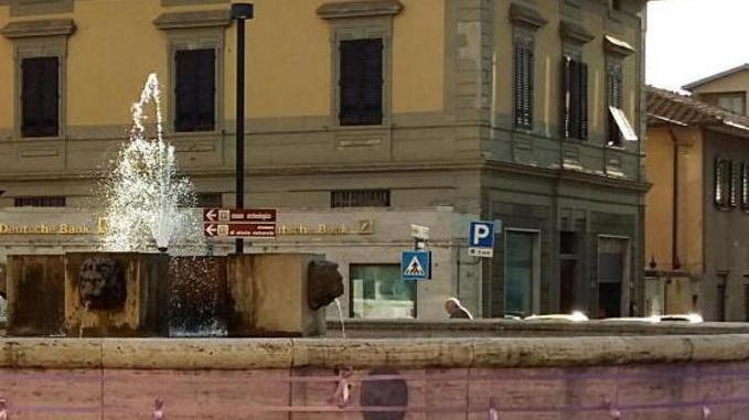 Due fontane “addobbate” con nastro colorato