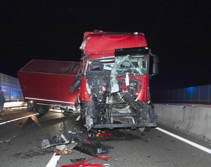 Auto sotto un tir Gravissimo 18enne 