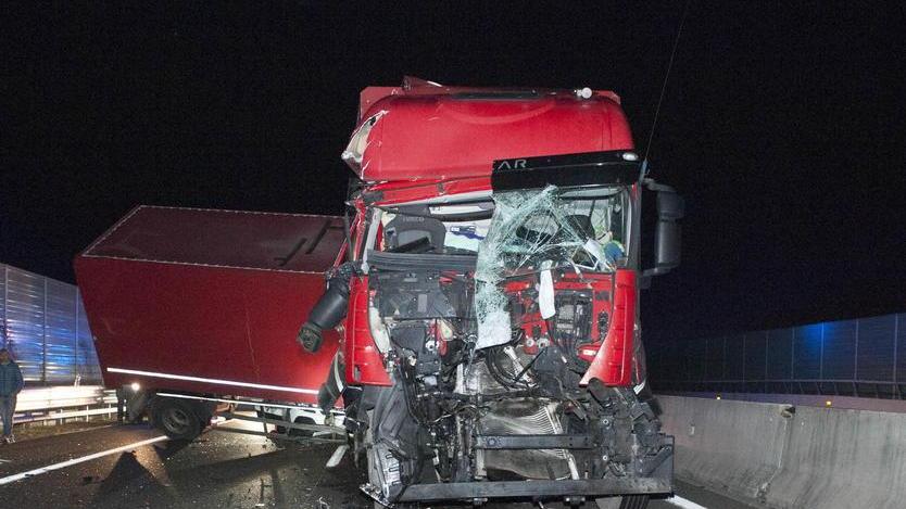 Auto sotto un tir Gravissimo 18enne