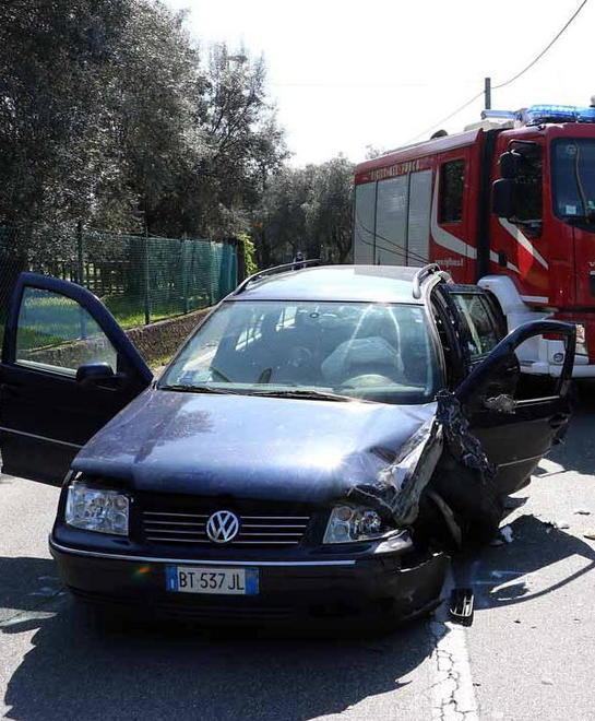 Scontro frontale tra auto Grave un quarantenne 