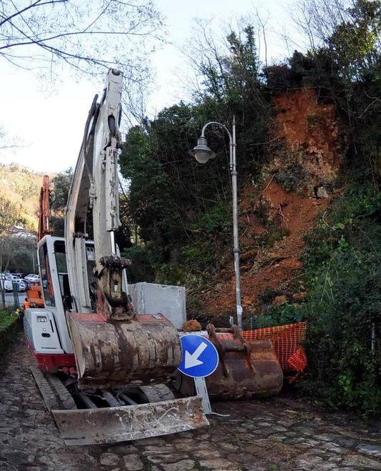 «Bus alla Rocca, un pericolo» I No Aru contro il Comune 