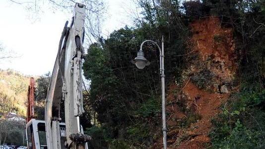 «Bus alla Rocca, un pericolo» I No Aru contro il Comune